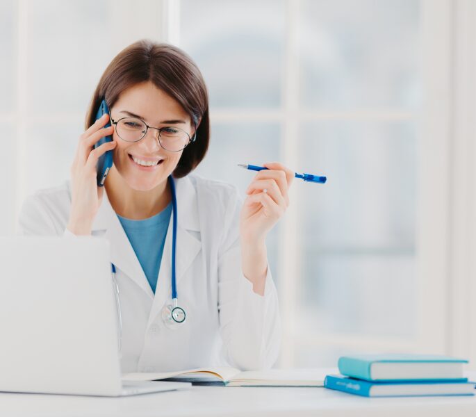 Ein Arzt untersucht einen Patienten