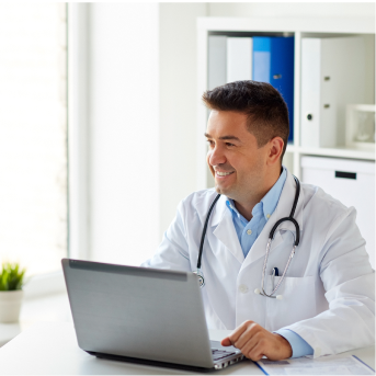 eine Ärztin die lächelt und direkt in die Kamera schaut