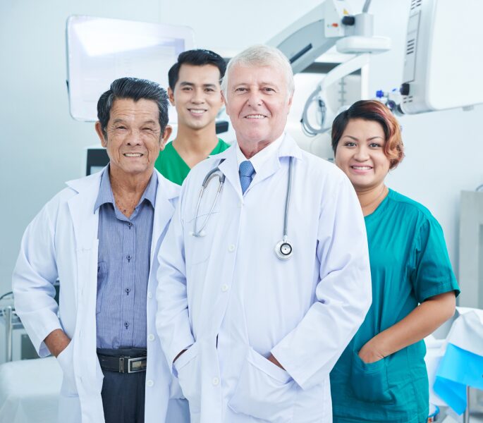 Ein Arzt untersucht einen Patienten