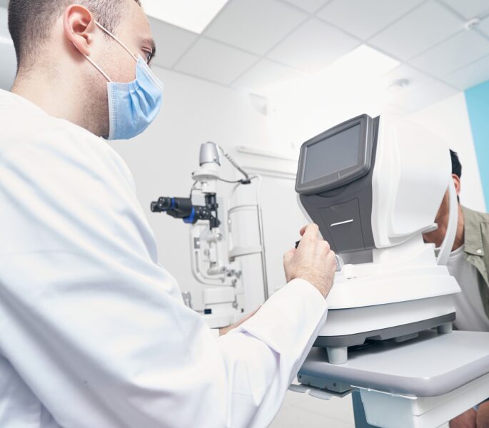 Ein Arzt untersucht einen Patienten